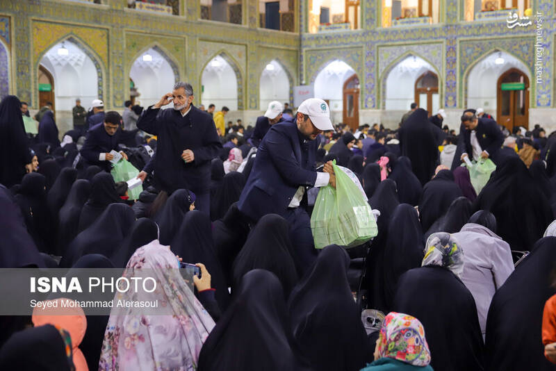 عکس/ضیافت افطاری در حرم مطهر رضوی
