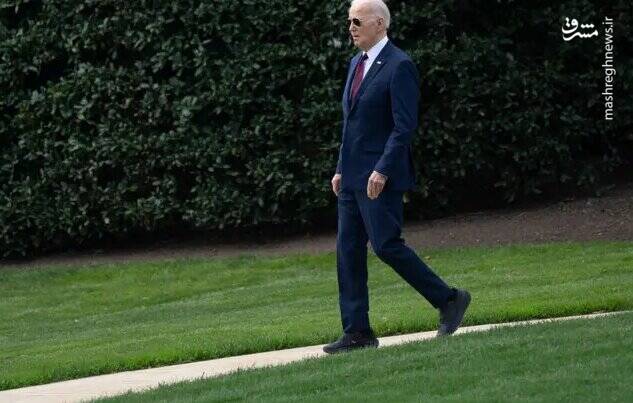 عکس/ کفشهای مرموز بایدن برای جلوگیری از سکندری خوردن