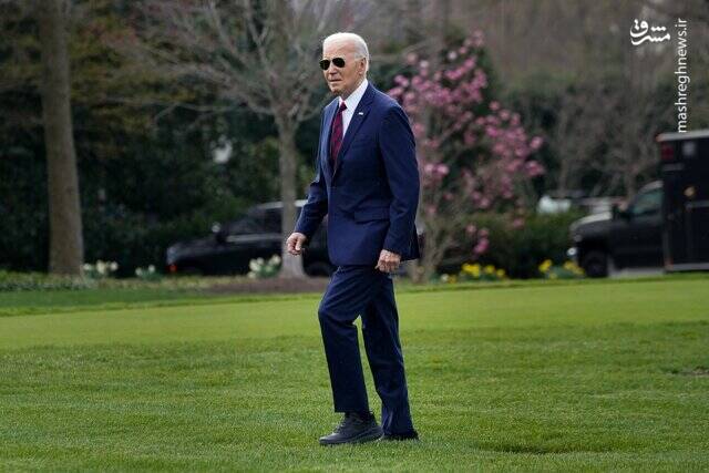 عکس/ کفشهای مرموز بایدن برای جلوگیری از سکندری خوردن