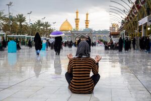 حال و هوای بارانی زائران در بینالحرمین