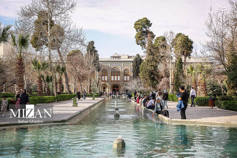 مسافران نوروزی در کاخ گلستان مسافران نوروزی در کاخ گلستان