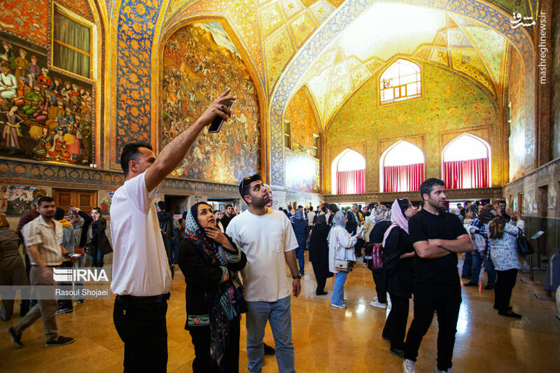 گردشگران نوروز ۱۴۰۳ در چهل ستون گردشگران نوروز ۱۴۰۳ در چهل ستون