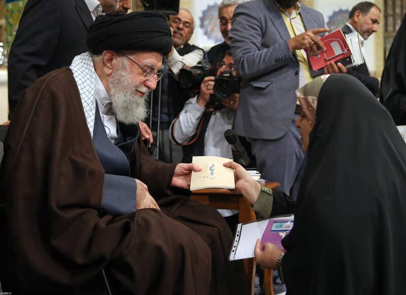 دیدار شاعران و اهالی فرهنگ با رهبر انقلاب +عکس و فیلم