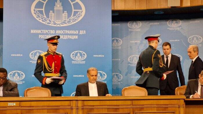 امضای دفتر یادبود قربانیان حادثه تروریستی کروکوس توسط سفیر ایران