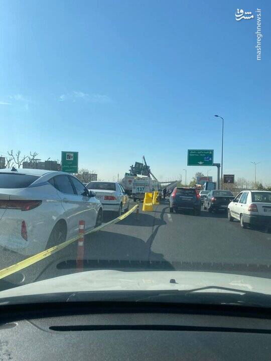 برخورد تانکر حامل مواد نفتی با تابلو +عکس