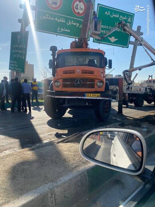 برخورد تانکر حامل مواد نفتی با تابلو +عکس