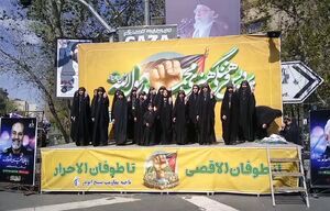 اجرای سرود نوجوانان تهرانی با زبان اشاره در مسیر راهپیمایی
