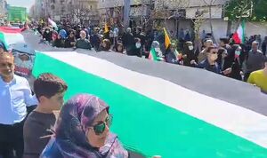 پرچم ۵۰ متری فلسطین در دستان تهرانی‌ها