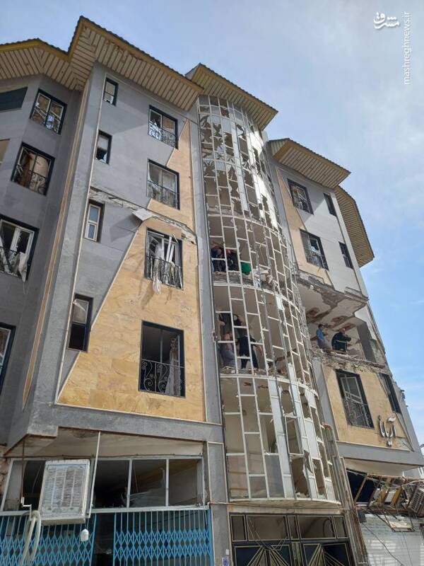 انفجار واحد مسکونی ۴ طبقه در گرمسار +عکس