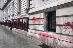 پاشیدن رنگ قرمز به دیوار وزارت دفاع انگلیس در حمایت از غزه