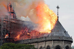 ساختمان تاریخی دانمارک در آتش سوخت