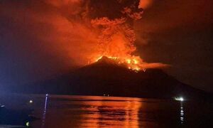 فوران آتشفشان روآنگ در اندونزی