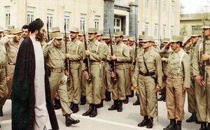 تصویری از جلسه حضرت آیت‌الله خامنه‌ای و فرماندهان ارتش در جبهه