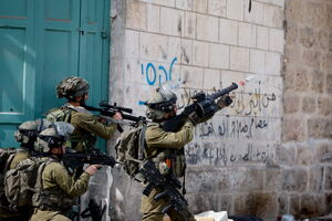 بازداشت جوان فلسطینی به دست نظامیان صهیونیست در کرانه باختری+فیلم
