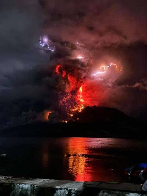 فوران آتش‌فشان در اندونزی/ ۱۱ هزار نفر باید تخلیه شوند +عکس