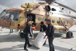 انتقال آب و غذا به مناطق سیل‌زدۀ بلوچستان با هلی‌کوپتر سپاه