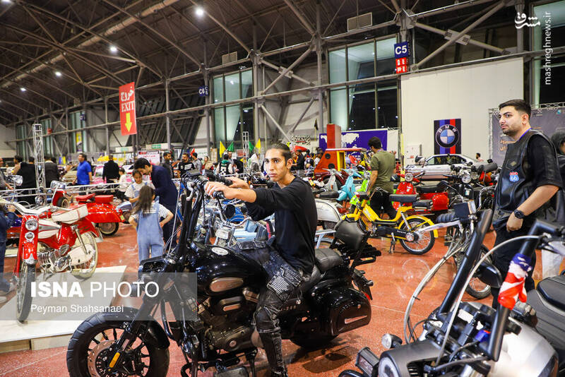 عکس / نمایشگاه خودروها و موتورسیکلت‌های کلاسیک در اصفهان 3