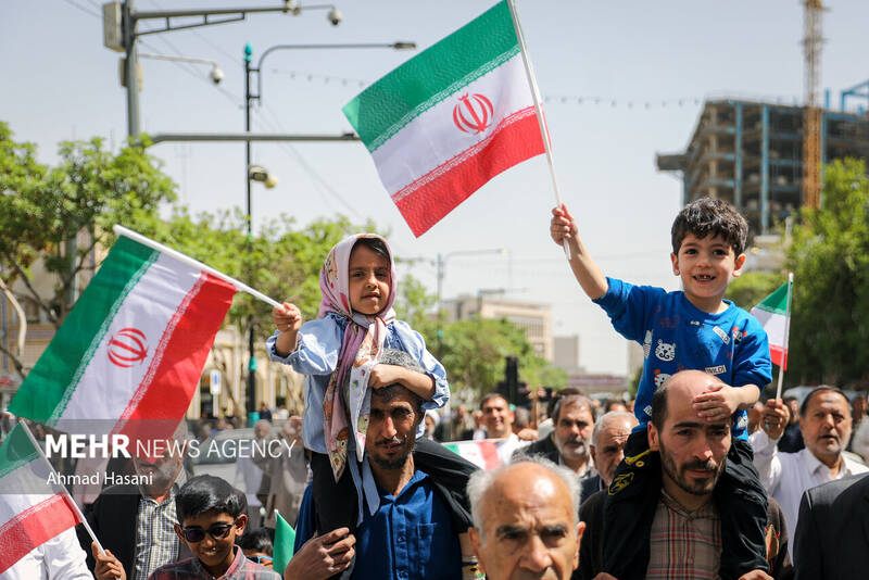 راهپیمایی مردم مشهد در حمایت از عملیات «وعده صادق»
