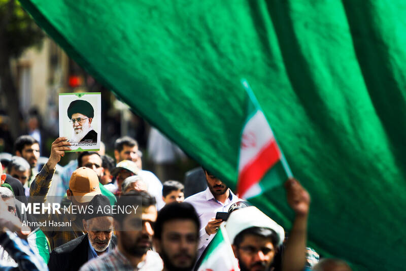 راهپیمایی مردم مشهد در حمایت از عملیات «وعده صادق»