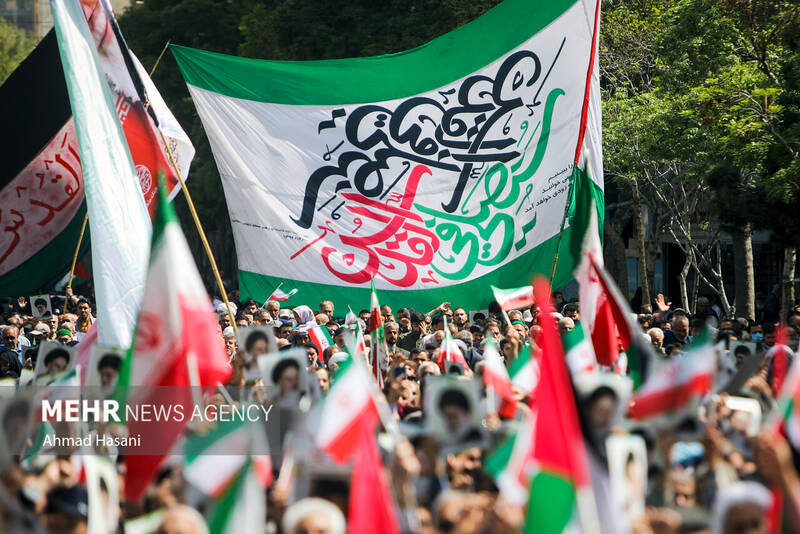 راهپیمایی مردم مشهد در حمایت از عملیات «وعده صادق»