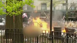 مرگ فردی که مقابل دادگاه ترامپ خودسوزی کرد