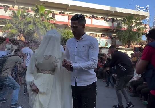 سه زوج فلسطینی جشن ازدواجشان را در یکی مدارس شهر رفح و در کنار آوارگان...