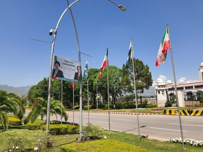 پایتخت پاکستان، مزین به تصاویر رئیس جمهوری اسلامی ایران + عکس