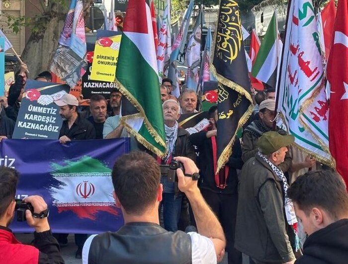 تقدیر مردم استانبول از ایران در پی عملیات غرورآفرین «وعده صادق» + فیلم