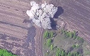 تصاویری از لحظه هدف قرار گرفتن جنگنده اوکراینی در باند فرودگاه | ویدئو