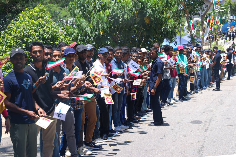استقبال جوانان سریلانکایی از رئیس جمهور با پرچم ایران و سریلانکا