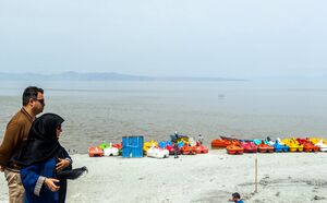 عکس/ تفریح در بخش پرآب دریاچه ارومیه