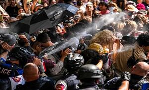 حمله با گاز فلفل به دانشجویان معترض آمریکا