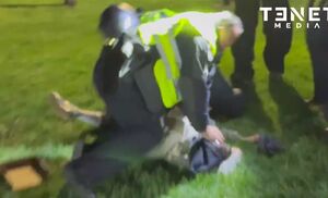 حمله وحشیانه پلیس آمریکا به دانشجوی معترض