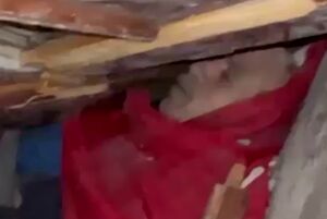 فیلم/ نماز خواندن پیرمرد فلسطینی در زیر آوار خانه‌اش