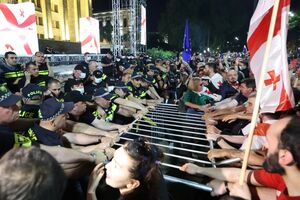 اعتراضات در گرجستان به خشونت کشیده شد