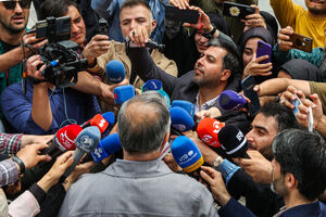 اعضای هیأت دولت در جمع خبرنگاران