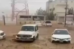 بارش شدید باران در عربستان+فیلم/ هشدار قرمز صادر شد