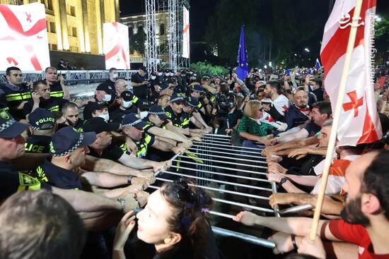 اعتراضات در گرجستان به خشونت کشیده شد