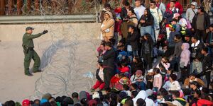 پشت‌پرده‌ی «بحران مرزی» در آمریکا/ مهاجرت سیل‌آسا: سلاحی برای نابودی مرزهای جغرافیایی و هویت ملی؟ +عکس