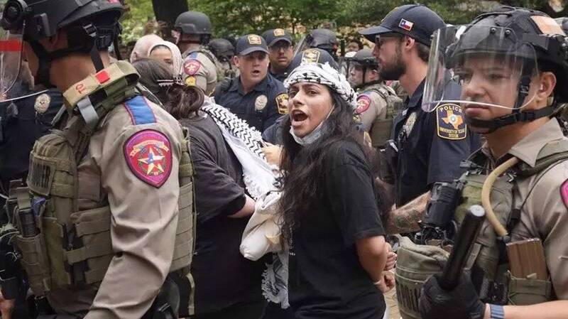 پلیس لسآنجلس با تمام قوا خود را برای سرکوب دانشجویان آماده کرد