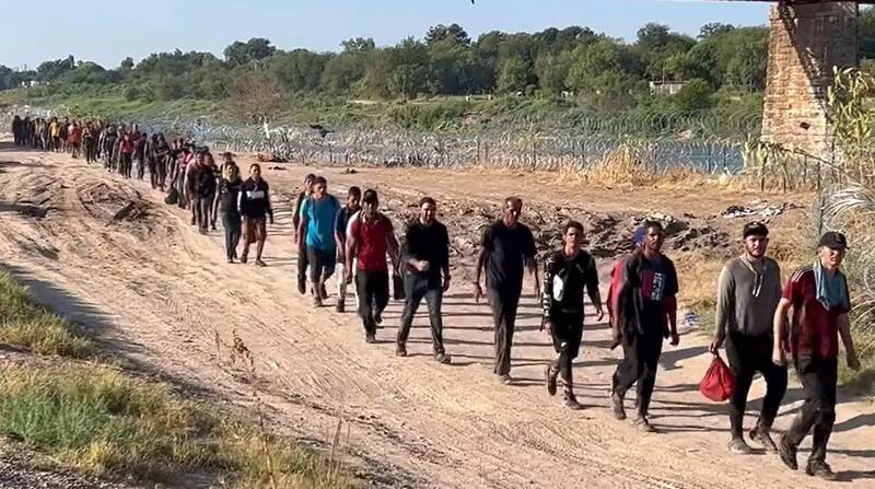 پشتپردهی «بحران مرزی» در آمریکا/ مهاجرت سیلآسا: سلاحی برای نابودی مرزهای جغرافیایی و هویت ملی؟ +عکس