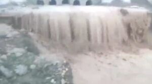 فیلم/بارش شدید باران و جاری‌شدن روان‌آب در جای‌جای استان مرکزی