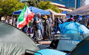  پرچم ایران در تجمع حمایت از فلسطین در دانشگاهی در کالیفرنیا