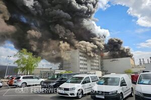 آتش‌سوزی در پایتخت آلمان/ دود سمی آسمان برلین را فرا گرفته است