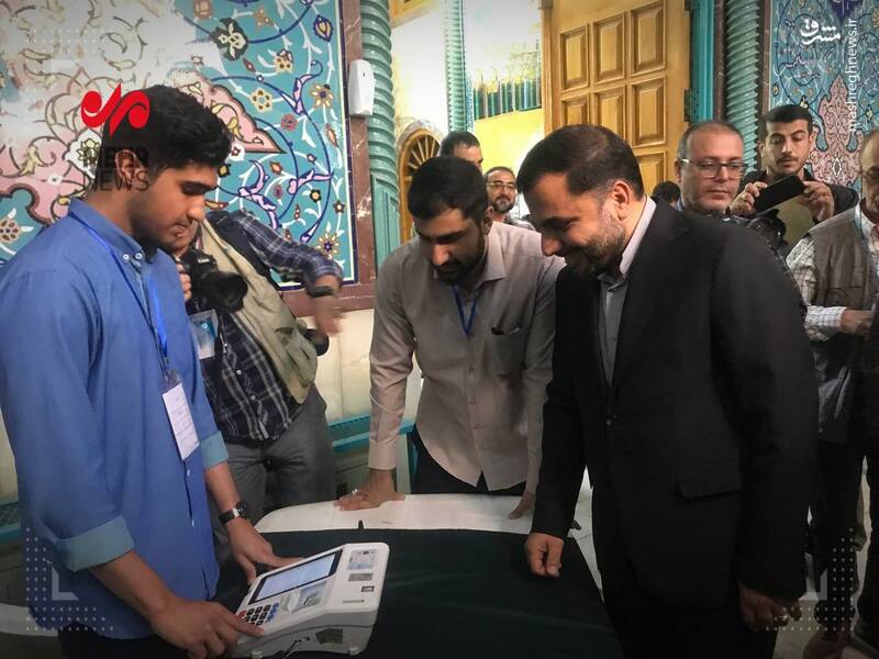 عکس/ وزیر ارتباطات پای صندوق رای حسینیه ارشاد