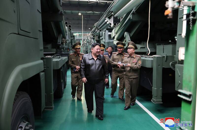 رهبر کره شمالی دست به اسلحه شد+ عکس