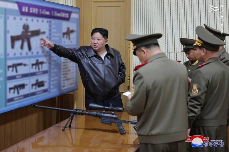 رهبر کره شمالی دست به اسلحه شد+ عکس