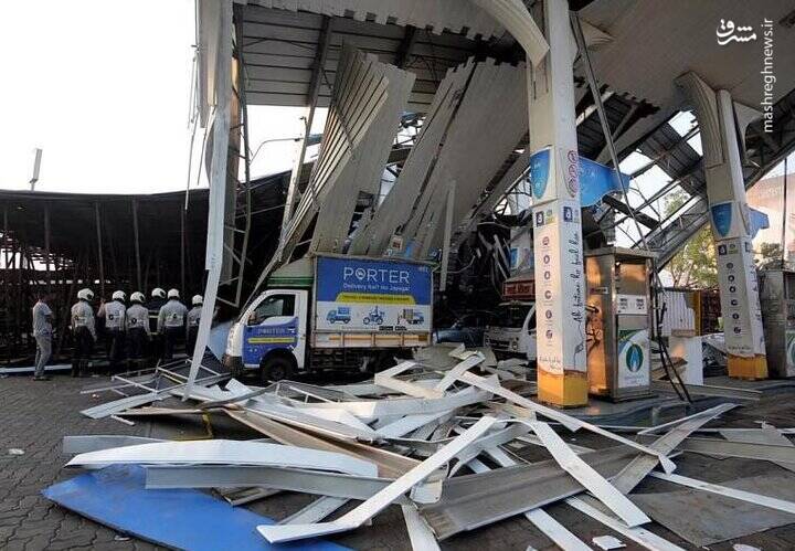 مرگ ۱۴ نفر بر اثر سقوط بیلبورد در هند +عکس