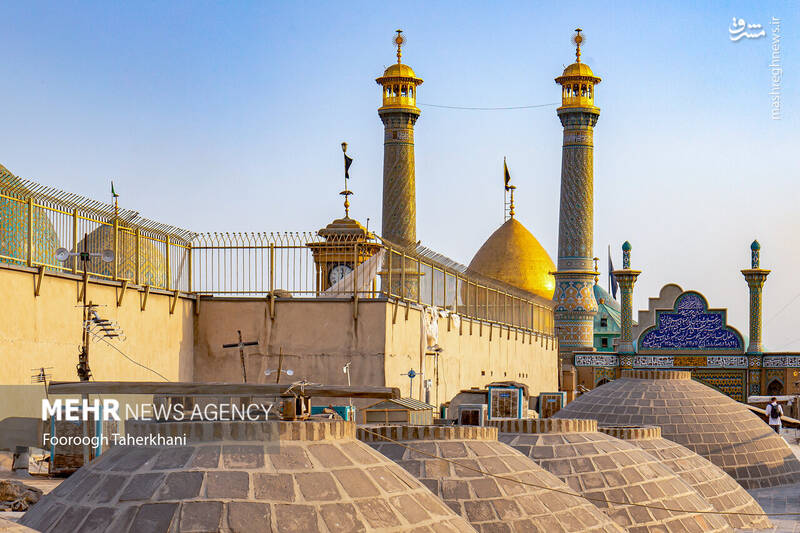 حرم شاه عبدالعظیم محل دفن حضرت عبدالعظیم حسنی (ع) و یکی از معروفترین زیارتگاههای تهران در شهر ری است حرم شاه عبدالعظیم محل دفن حضرت عبدالعظیم حسنی (ع) و یکی از معروفترین زیارتگاههای تهران در شهر ری است