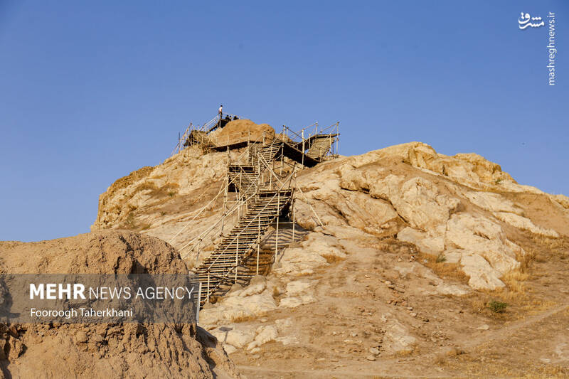 دژ رشکان از جمله دژهای محافظ ری در چهارسوی شهر است که بر بالای کوهی استوار است. این دژ که از لاشه سنگ و ساروج ساخته شده، متعلق به دوران اشکانیان است دژ رشکان از جمله دژهای محافظ ری در چهارسوی شهر است که بر بالای کوهی استوار است. این دژ که از لاشه سنگ و ساروج ساخته شده، متعلق به دوران اشکانیان است